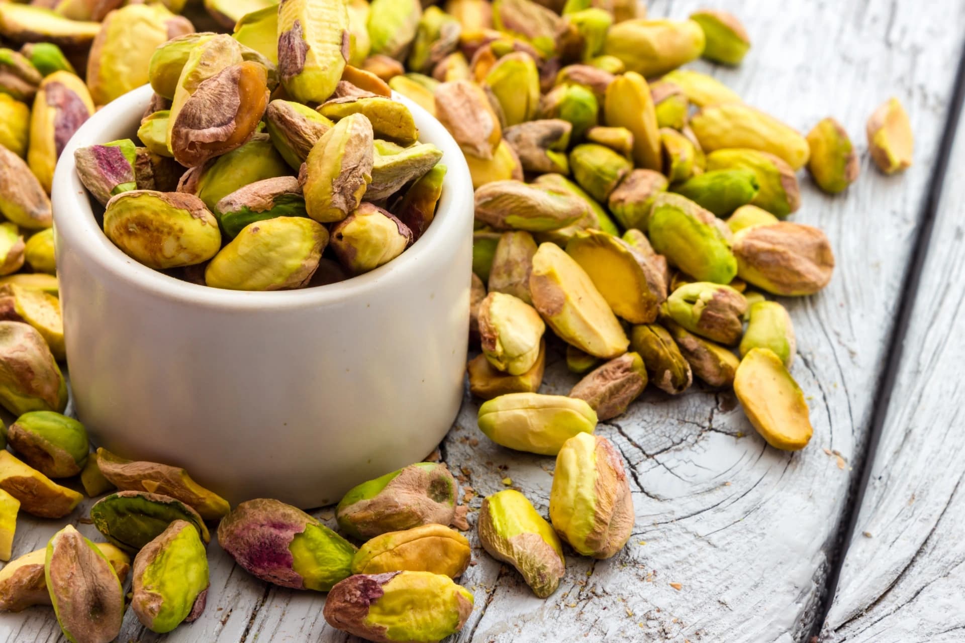 Pistacchi di Bronte in una ciotola e versati sul tavolo